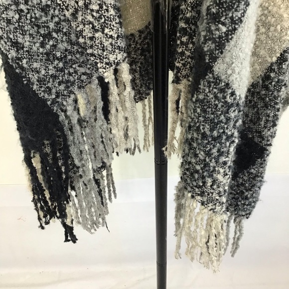 WOOLRICH WOMEN BLACK GREY PLAID FRINGE COZY TEDDYBEAR LIKE TEXTURE WRAP ONE SZ - Picture 6 of 10